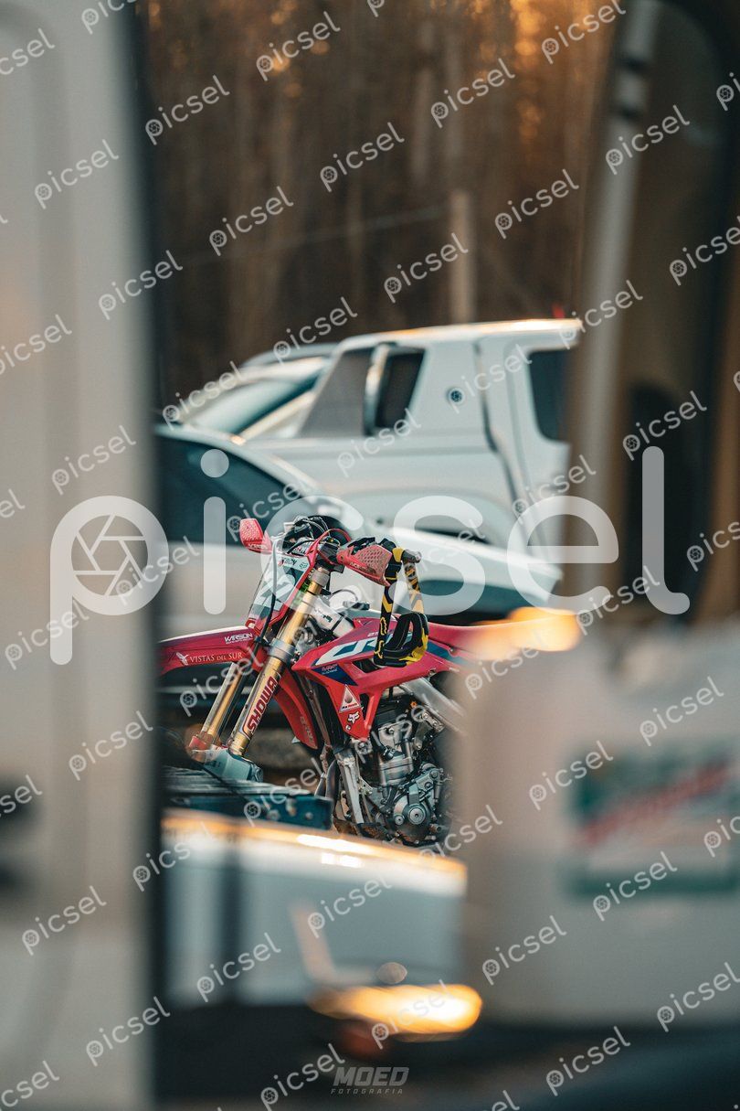 Photo of kscuzpd6n4hn7387uruh1r48